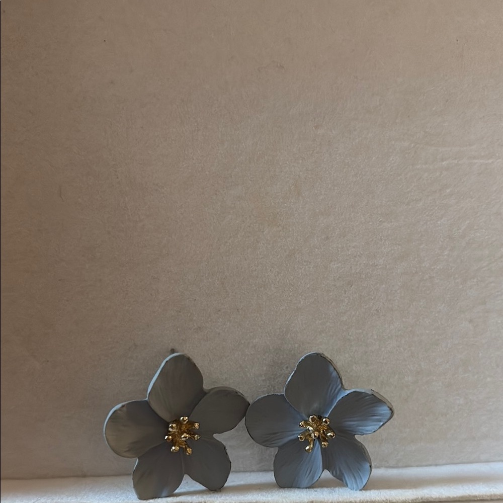 Elegant Floral Earrings in Blue and Gold